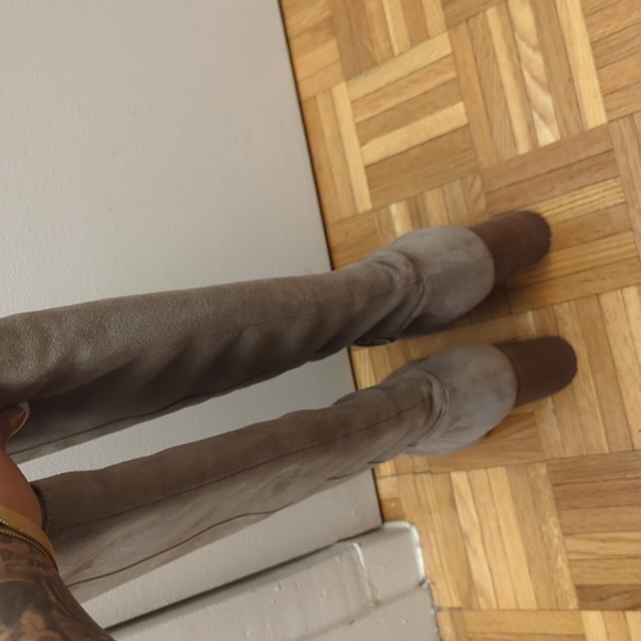 Barely worn high heel boots - Picture 3 of 5